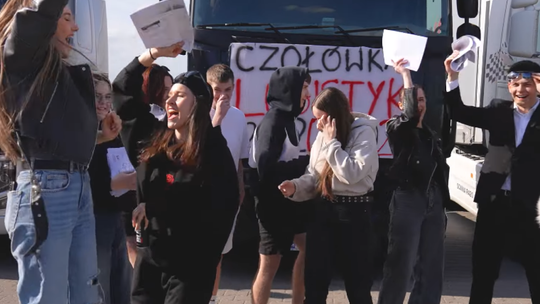 Uczniowie klasy 5 TL z ZSP w Przasnyszu kreatywnie zakończyli pięć lat swojej nauki
