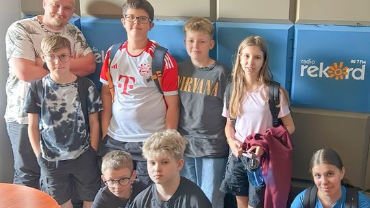 Uczniowie szkoły TWP w studiu Radia Rekord Mazowsze