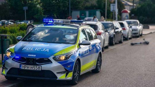 Uderzył hulajnogą w tył stojącego BMW. 14-latek z Mławy trafił do szpitala