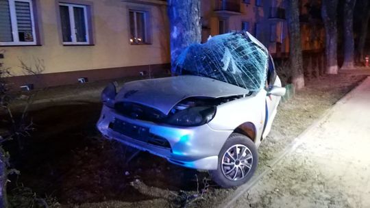 Uderzył w drzewo na 17 Stycznia, gdzie jest kierowca?