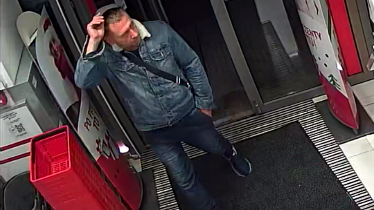 Ukradł perfumy - jest poszukiwany przez policję 