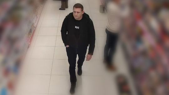 Ukradł perfumy za ponad 1300 zł w dwóch drogeriach w Mławie. Rozpoznajesz go? Podejrzany