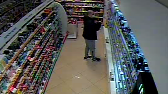 Ukradł perfumy za ponad tysiąc złotych. Publikujemy wizerunek sprawcy