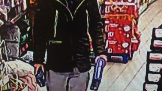 Ukradł sprzęt, uderzył i popchnął ochroniarza. Szuka go policja