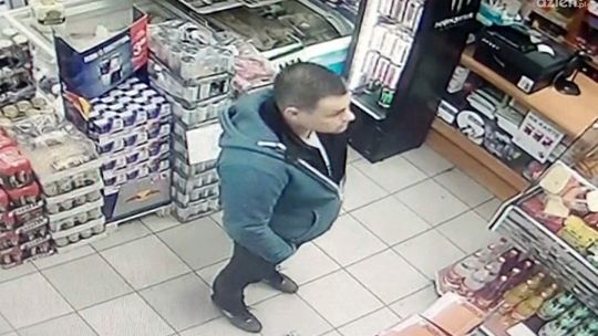 Ukradł stojak. Złodzieja zarejestrowały kamery