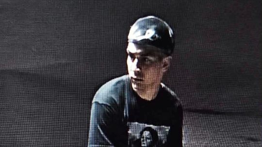 Ukradł tablice, a potem paliwo. Poznajesz? Szuka go policja