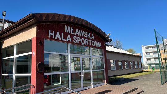 Umowa na remont dachu Mławskiej Hali Sportowej podpisana. Inwestycja za ponad 0,5 mln zł z dużym wsparciem Mazowsza.