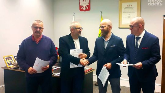 Umowa na remont sali gimnastycznej w Liceum Ogólnokształcącym im. KEN w Przasnyszu podpisana