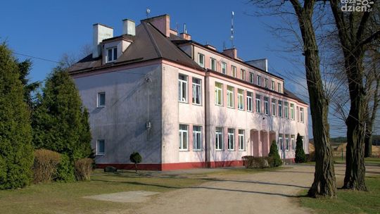 Unijne pieniądze dla szkoły w Chotumiu. Gmina Ciechanów zainwestuje w remont i fotowoltaikę