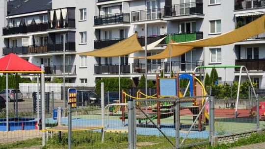 Unowocześniony plac zabaw i nowe miejsca parkingowe na os. Powstańców Wielkopolskich
