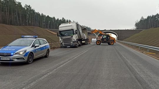 Utrudnienia na siódemce! Tir ugrzązł na poboczu AKTUALIZACJA