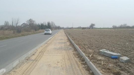 W bardzo szybkim tempie powstaje ścieżka pieszo - rowerowa od Przasnysza w kierunku Gostkowa