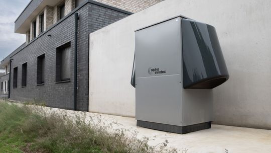 Magazyn energii zamontowany na ścianie budynku