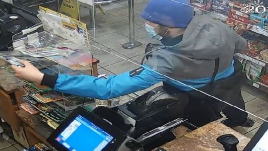W Ciechanowie ukradł zdrapki i odepchnął pracownicę sklepu. Poznajesz go?