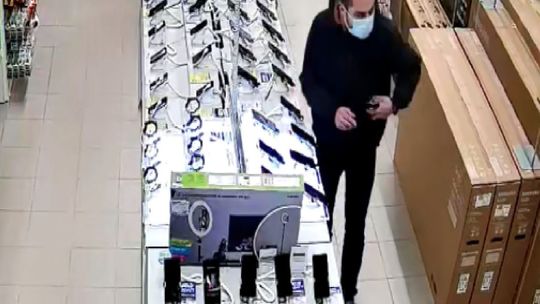 W ciechanowskiej galerii ukradł telefon za kilka tysięcy złotych, szuka go policja
