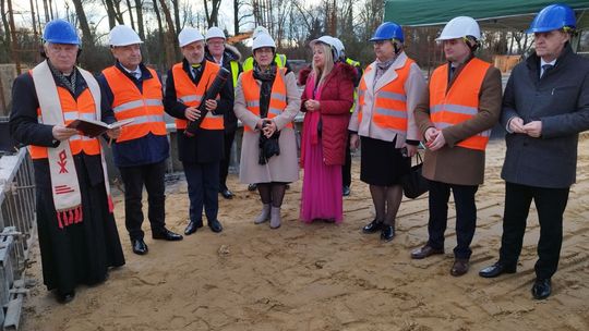 W fundamenty wmurowano kamień węgielny (video)