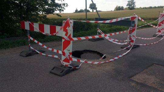 W gminie Świercze zapadła się droga (zdjęcia)