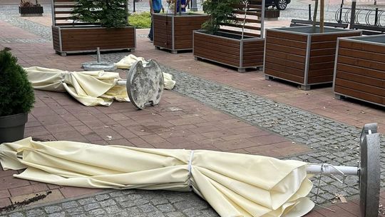 W Przasnyszu nieznany sprawca zdemolował rynek miejski