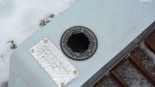 W Pułtusku zniszczyli ławki ładujące telefony