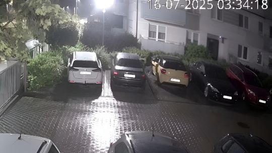 Wandal porysował auto na parkingu w Mławie. Policja publikuje nagranie z monitoringu