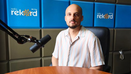Konrad Matuszewski w studiu Radia Rekord Mazowsze (Ciechanów)