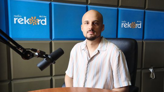 Konrad Matuszewski w studiu Radia Rekord Mazowsze (Ciechanów)