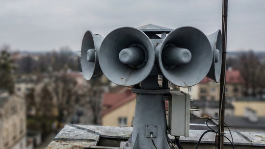 Syrena alarmowa na dachu budynku