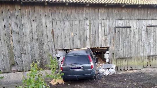 Wężewo. Wjechał autem w stodołę