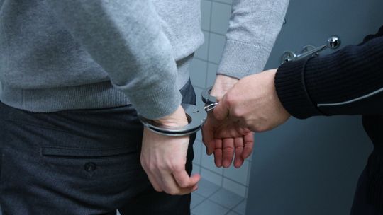 Wezwał policję na pomoc, sam trafił za kraty. Niefortunny finał domowej awantury w Ciechanowie Kajdanki na rękach aresztowanego