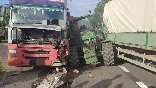 Więcej maszyn rolniczych na drogach podczas żniw. Policja apeluje o ostrożność