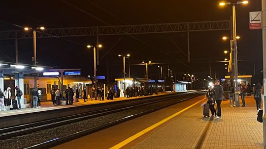 Wieczorne oblężenie dworca w Ciechanowie