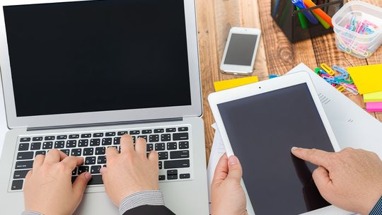 Wielka cyfryzacja szkół w Ciechanowie. Setki laptopów i tabletów trafią do uczniów.