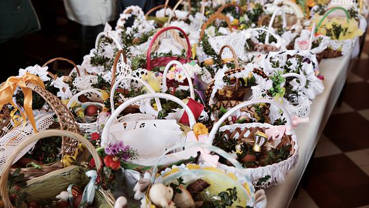 Wielka Sobota na Mazowszu – tradycje, które łączą pokolenia Święconki w koszyczkach na stole