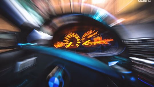 Wjechał w ogrodzenie, ściął kilka znaków drogowych  i uciekł. Kierowcę BMW szuka policja