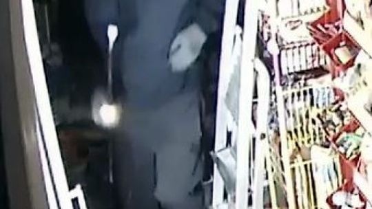 Włamał się do sklepu, teraz szuka go policja