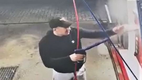 Wodą pod ciśnieniem potraktował panel sterownia na myjni w Pułtusku. Policja szuka dewastatora [zdjęcia]