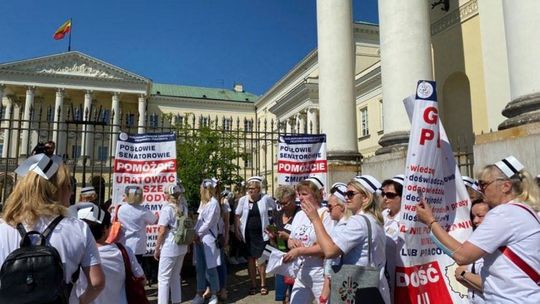 Wojewoda mazowiecki wygwizdany przez protestujące pielęgniarki