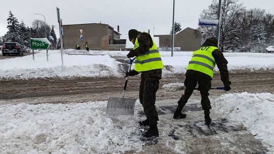 Żołnierze WOT odśnieżają Ciechanów