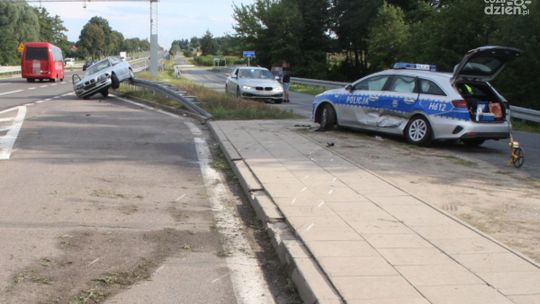 Wpadł w poślizg i uderzył w radiowóz