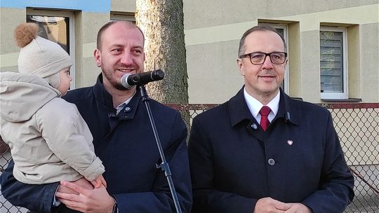 Poseł Adam Krzemiński i burmistrz Łukasz Chrostowski na konferencji prasowej przy żłobku w Przasnyszu