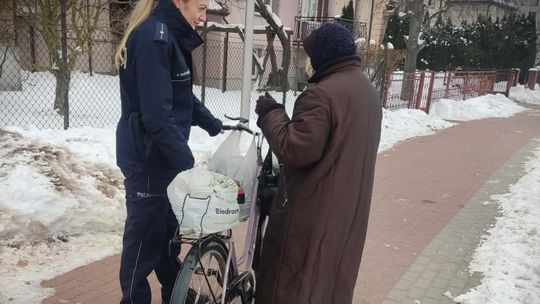 Policjantka pomaga seniorce