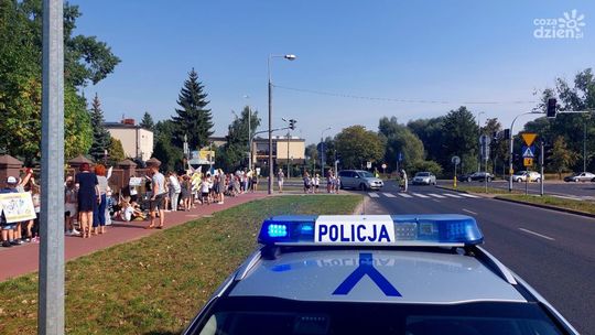 Wspólna akcja policji i uczniów. Zwracają uwagę na bezpieczeństwo pieszych