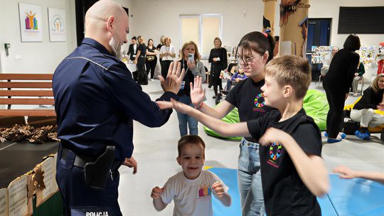 Wujek Artur z płońskiej policji zorganizował górę prezentów. Otwarty Dzień Czytania pełen ciepła w ZOL Kraszewo Dzieci z ZOL w Czubakach z policjantem
