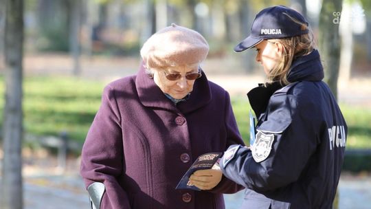 policjantka i staruszka
