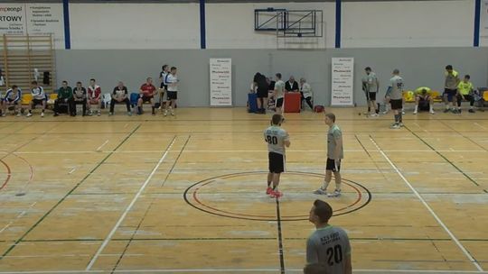 Wygląda paskudnie, będzie jak nowa. Nawierzchnia w ciechanowskiej hali sportowej do remontu