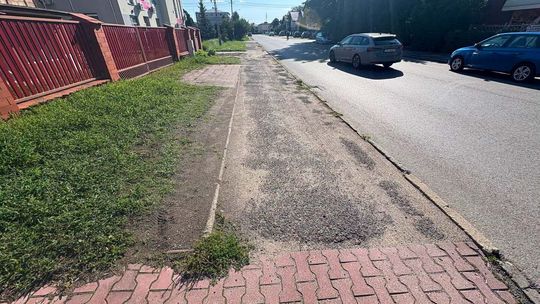 Wygodniej i bezpieczniej na ul. Wojska Polskiego w Płońsku. Ruszyła wymiana chodników