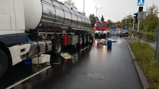 Wypadek cysterny sparaliżował ruch na pętli miejskiej (zdjęcia)
