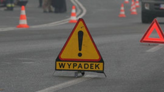 Wypadek na DK nr 60 w Makowie Mazowieckim. Dachowanie toyoty po uderzeniu ciężarówki