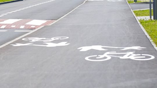 Wypadek na ścieżce rowerowej w Przasnyszu. 17-latek pod wpływem alkoholu – są ranni