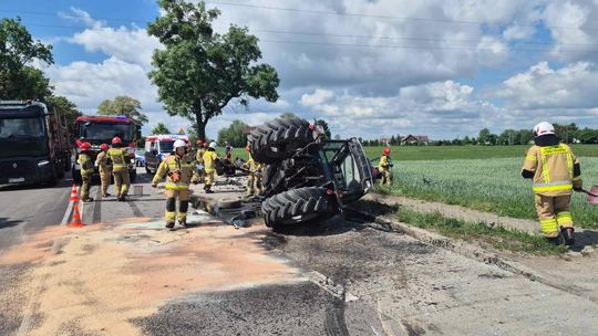 Wypadek na trasie Ciechanów - Przasnysz. Zderzenie osobówki z ciągnikiem rolniczym
